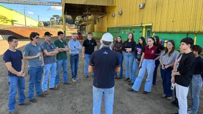 Acadêmicos de Medicina Veterinária da Unicentro visitam a Fábrica de Rações Coprossel